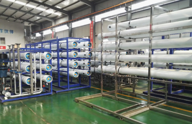 工業(yè)<a href=http://www.gznvw.cn/fstcjssb/ target=_blank class=infotextkey>反滲透凈水設(shè)備</a>展示